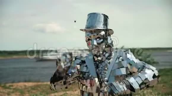 一个穿着闪亮的迪斯科机器人服装跳舞的男人视频的预览图