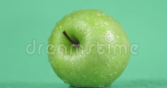 带水滴的新鲜绿色苹果视频的预览图
