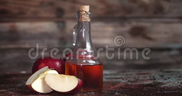 苹果醋正在木桌上旋转视频的预览图