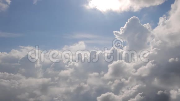 空中射击从云层上方飞向太阳视频的预览图