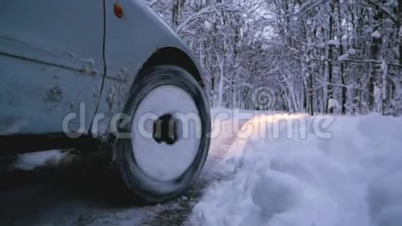 汽车在雪地里打滑视频的预览图
