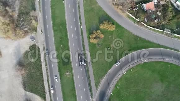 这辆车在利沃夫伊瓦诺弗兰基夫斯克乌克兰高速公路上发生了一起事故蓝色的汽车在高速公路附近的一条沟渠里翻了过来视频的预览图