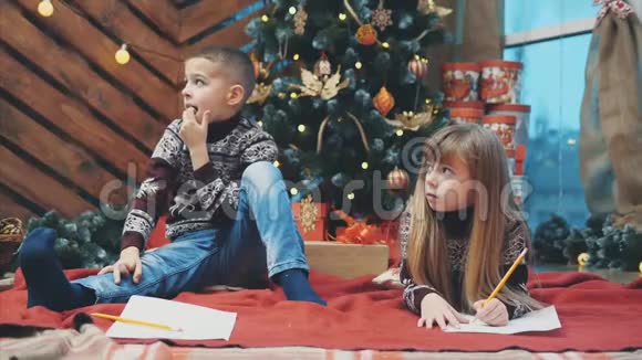 小兄弟在圣诞节写祝福名单给圣诞老人最终完美的想法越过男孩脑海视频的预览图