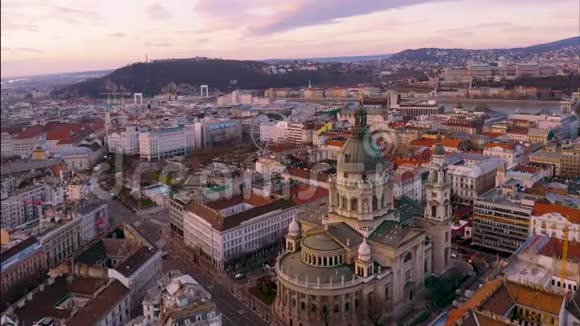 欧洲匈牙利布达佩斯空中日落城市景观视频的预览图