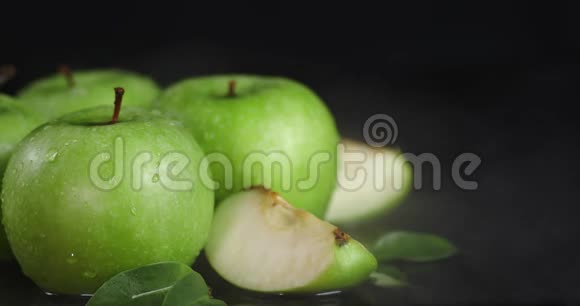 绿色的苹果和凉爽的蒸汽冰箱里的苹果视频的预览图
