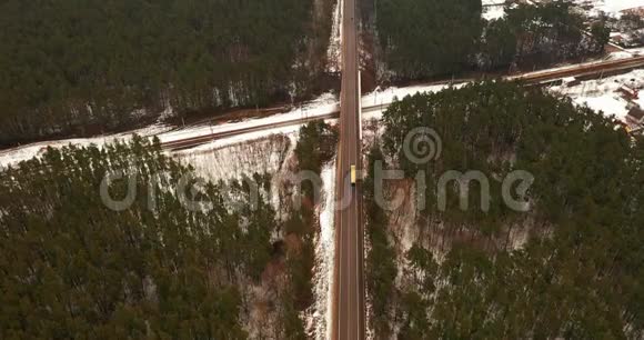 空中俯视图一辆有拖车的卡车把桥从城外树林里的铁轨上移开视频的预览图