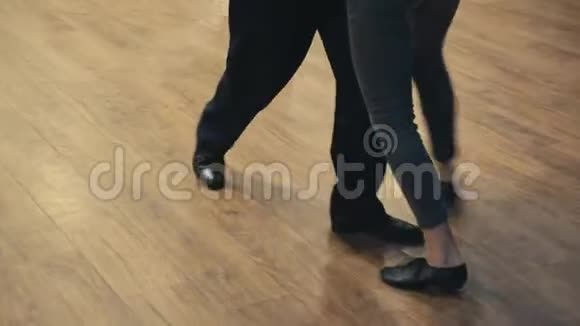 跳舞拉丁舞特写双腿跳探戈视频的预览图