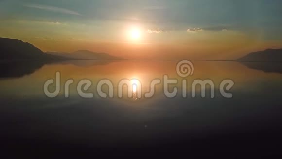 阳光反射在阿卡哥湖上视频的预览图