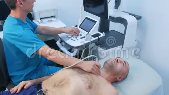 男性医生用超声波扫描仪检查男性患者的甲状腺视频的预览图