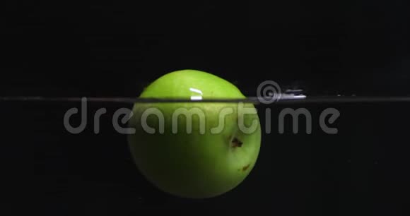 新鲜的青苹果掉到水里视频的预览图