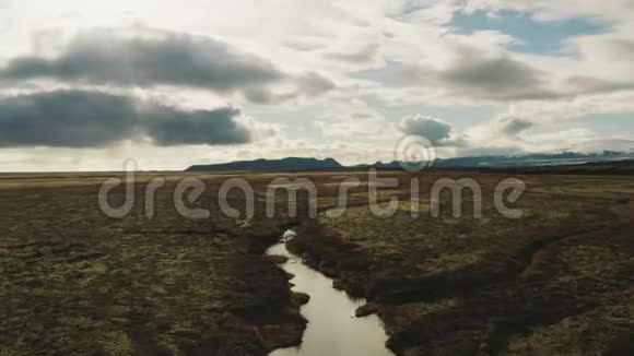 空中景色飞过一片绿洲火山土壤的鸟瞰图视频的预览图