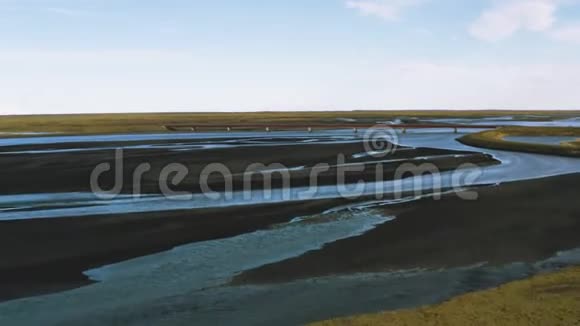 鸟瞰飞越冰岛的一座桥冰川河流桥梁交通视频的预览图
