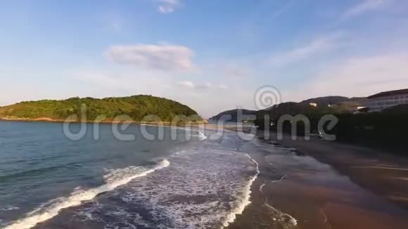 飞越美丽的热带海滩Pernambuco在瓜鲁贾海浪撞击岩石海绿视频的预览图