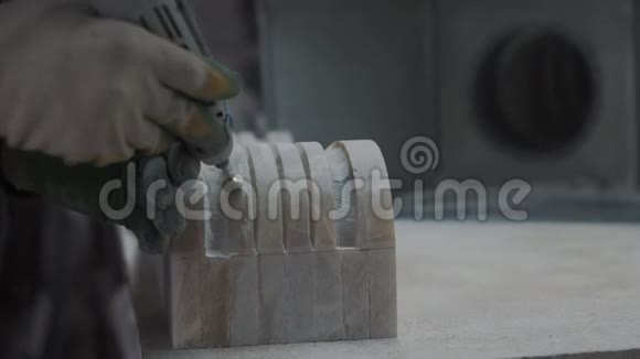 雕刻机使用电动工具加工大理石板表面视频的预览图