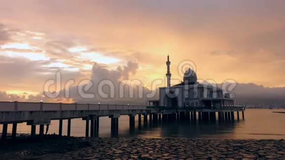 4k时间推移马来西亚槟城港口一座清真寺日落时的戏剧性时间推移视频的预览图