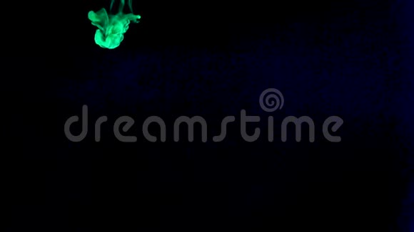 黑色背景下水中的UV霓虹灯墨水慢动作录像视频的预览图