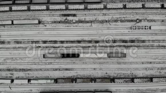 在冬季分类编组站的空中视野训练铁路货车视频的预览图