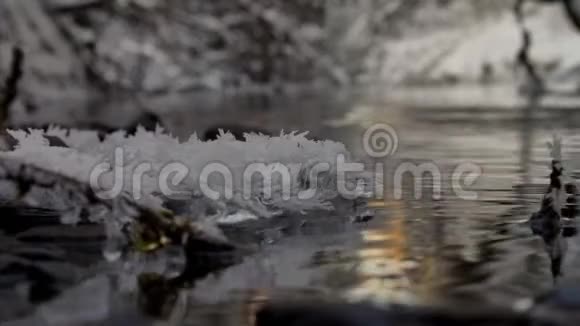 在温特里溪上空升起冰霜水晶视频的预览图