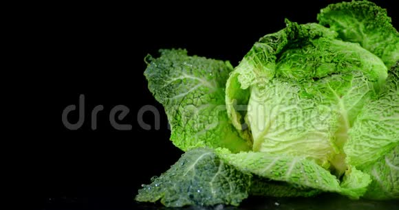 水滴落在新鲜的绿叉白菜上视频的预览图