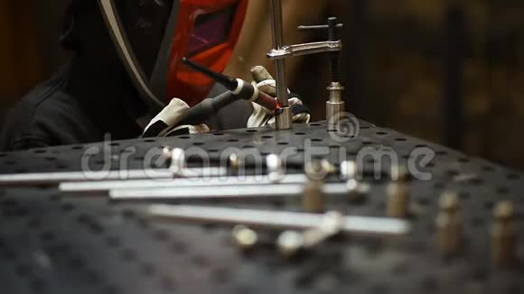 焊工生产用于在钢焊台上工作的定制夹具视频的预览图