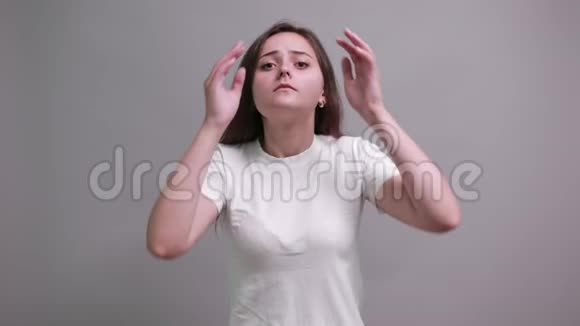 患病的白种人年轻女士手牵着头头痛视频的预览图