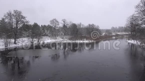 解冻的河流在冬天流动带冰的漩涡回水视频的预览图
