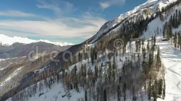 晴天的空中山地景观滑雪坡视频的预览图
