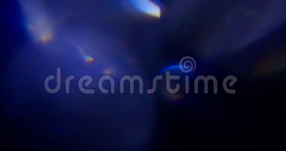 黑色背景下的一组蓝宝石光漏视频的预览图