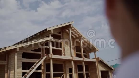 建筑工人想建造一座木屋脸是看不见的视频的预览图
