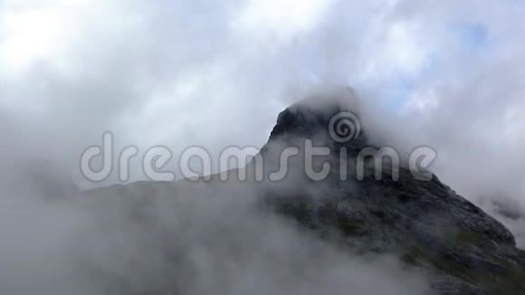 山峰上流淌着美丽的浓云视频的预览图