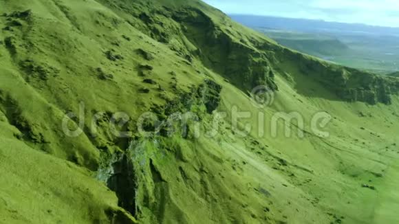 奇妙的空中观山谷和岩石绿色平原在远处视频的预览图