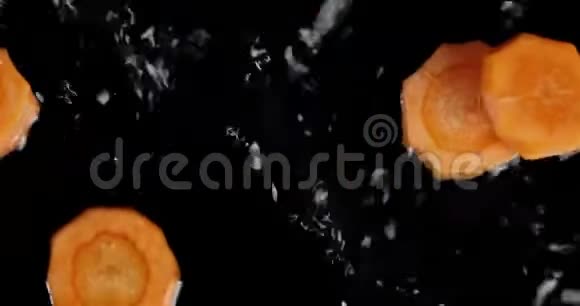 新鲜胡萝卜片溅到水里视频的预览图
