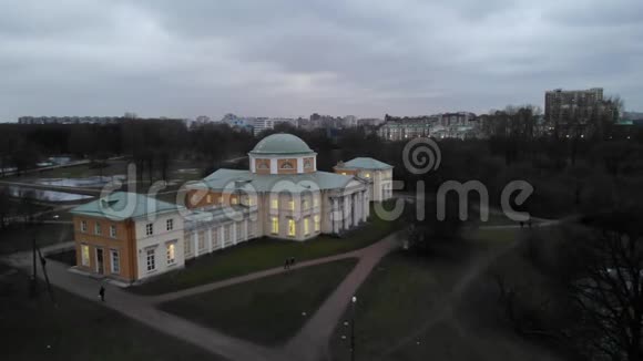 在彼得堡的亚历山大里诺公园和切尔尼舍夫别墅的鸟瞰池塘视频的预览图