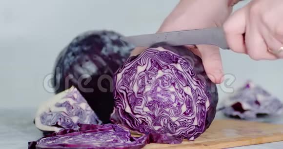 一个人用刀切出新鲜的红白菜视频的预览图