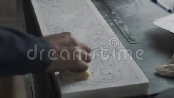 雕刻机在石版上涂上一层清漆用来固定画好的装饰品视频的预览图