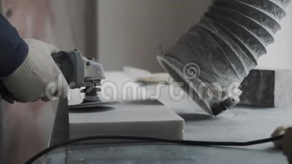 雕刻机用打磨机去除石板的顶层视频的预览图