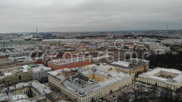 空中观景圣彼德堡市中心靠近救世主血金穹顶教堂视频的预览图