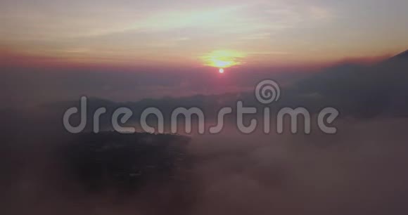 印度尼西亚巴图尔火山峰上多云的日出视频的预览图