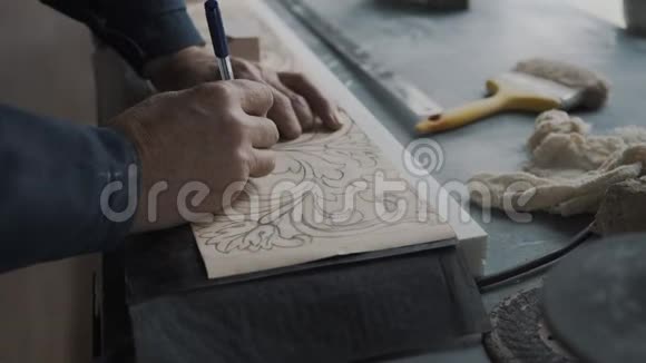 一个工人用钢笔在衬纸上描画线条视频的预览图