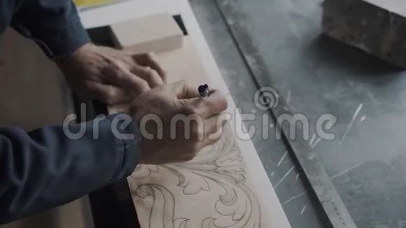 艺术家在石板上做素描他用碳纸和办公铅笔视频的预览图
