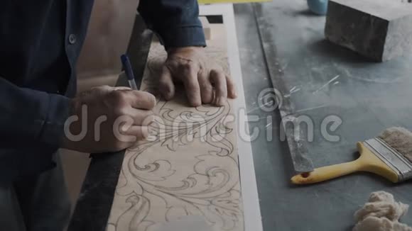 雕刻艺术家用钢笔和碳纸在凹槽纸上画线视频的预览图