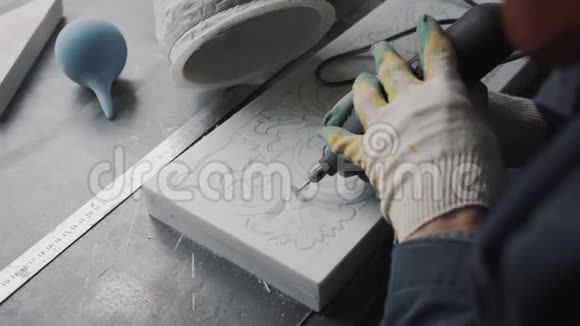 雕刻师从大理石板中切割出装饰的一部分视频的预览图
