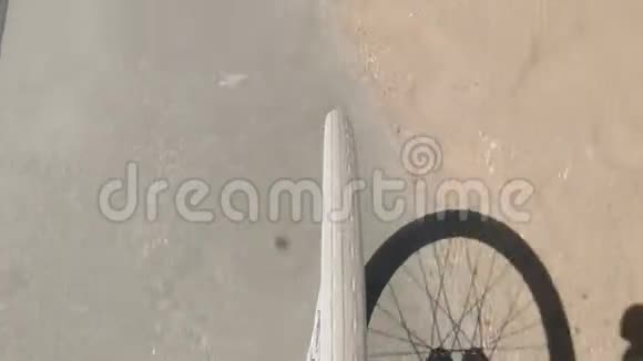 海滩自行车骑行相机轮景POV视频的预览图