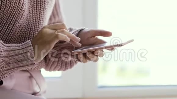 女性博主浏览手机人类使用手机视频的预览图
