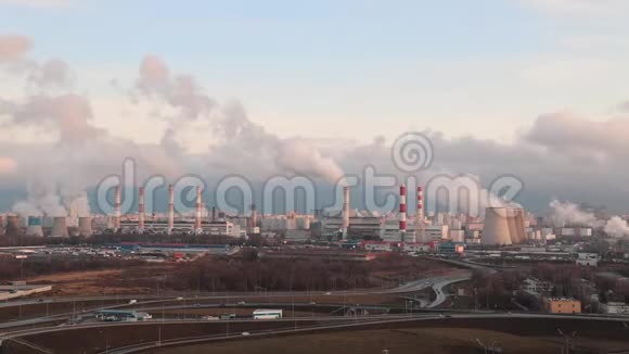时光流逝大型的工厂管道用烟雾污染大气视频的预览图