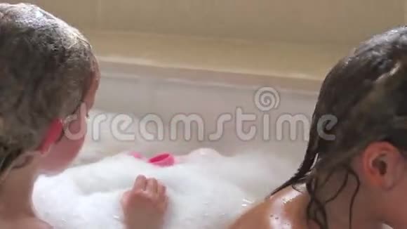 两个女孩共用泡泡浴和洗头视频的预览图