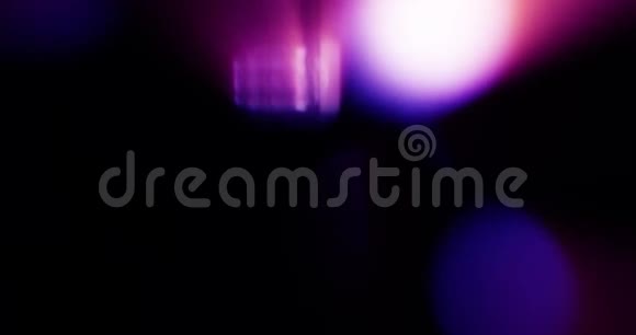 霓虹灯在黑色背景上泄漏重叠过渡录像滤色器视频的预览图
