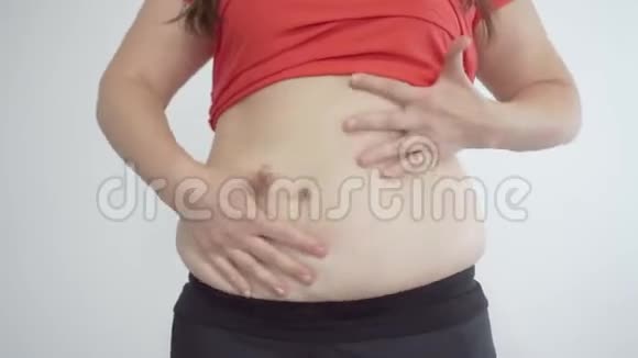 胖女孩胖乎乎的手放在他的肚子上纤维素和肥胖视频的预览图