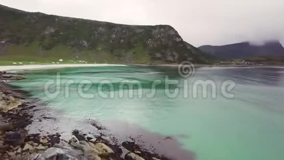 挪威美丽海滩令人惊叹的鸟瞰图视频的预览图