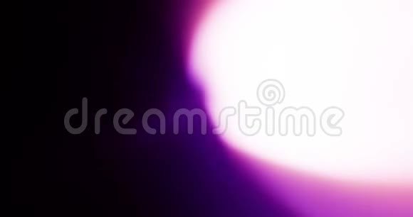霓虹灯在黑色背景上泄漏重叠过渡录像滤色器视频的预览图